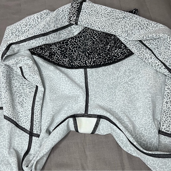 Lululemon Black and White Patterned Leggings - Picture 7 of 7